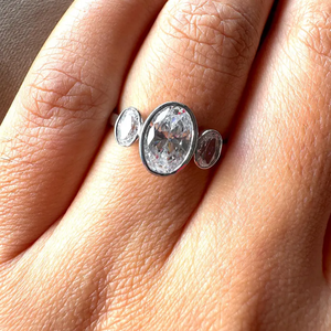 Bague de fiançailles ovale sertie clos de diamants de laboratoire de 2,00 carats, centre de 1,50 carat, bague à 3 pierres en or massif 9K ou 14K, bague de mariage - Product Image 5