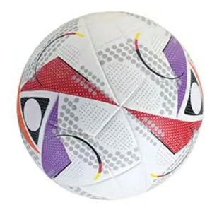 Ballon de football de taille 5 de qualité supérieure, personnalisé pour l'entraînement et les matchs, avec une construction thermosoudée robuste pour les compétitions – Fabriqué au Pakistan - Product Image 3