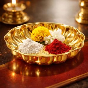 Thali Dorado Tradicional de Metal para Puja con Flores Coloridas y Artículos Rituales para Ceremonia de Boda - Product Image 5
