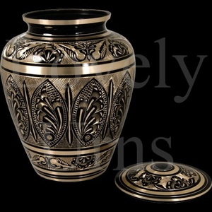 Urnas funerarias ornamentadas en negro y latón, grabadas, en 2 tamaños, medianas para adultos, para guardar cenizas como recuerdo. - Product Image 3