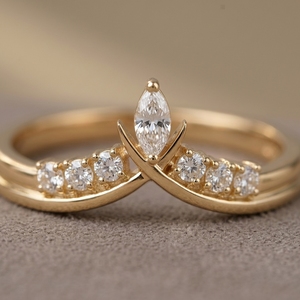 Bague Couronne Chevron 7 Pierres en Diamants de Laboratoire Marquise et Ronds, Or Jaune 18 carats, Bande Contour en V Élégante pour Parures de Fiançailles - Product Image 3