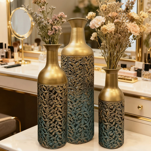 Vase haut de gamme en laiton luxueux avec une finition brillante et un motif floral exquis. Disponible au prix de gros - Product Image 1