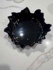 Bandeja de Servir Decorativa de Resina Negra de Lujo, Diseño Artesanal Atemporal, con Detalles en Hoja de Oro, Hecha a Mano y Pintada a Mano, Decoración de Mesa - Product Image 2