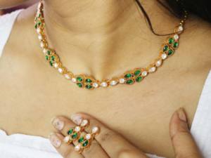 Conjunto de collar y aretes con gemas verdes, aretes de latón chapados en oro de 18k - Joyería hecha a mano - Product Image 5