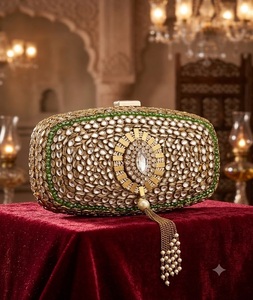 Hermoso Bolso de Mano de Metal Kundan Chapado en Oro Hecho a Mano con Borde Metálico, Bolso de Mano para Mujer para Fiestas Nocturnas - Product Image 1