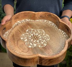 Bandeja de madera de acacia tallada a mano, ecológica: Decoración rústica estilo granja para otomana con acabado natural, disponible a precio de fábrica. - Product Image 1