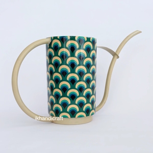 Regadera de Metal de Zinc con Estampado de Plumas de Pavo Real, Ecológica, con Boquilla Larga, 1.5L, Acabado Pintado Duradero, para Interiores y Exteriores - Product Image 1