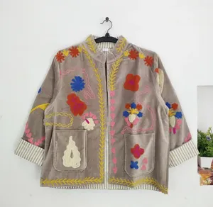 Chaqueta de Terciopelo Taupe Hecha a Mano para Mujer, Bordado Floral Colorido Artesanal, Estilo Boho Vintage, Blazer Abierto por Delante - Product Image 3