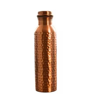 Botella de agua de cobre con forma curva, acabado martillado y tapa de madera, portátil. - Product Image 4