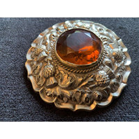 Broche antique en métal blanc de grande taille, motif Thistle Fly Plaid, avec pierre centrale à facettes, pour kilt écossais traditionnel