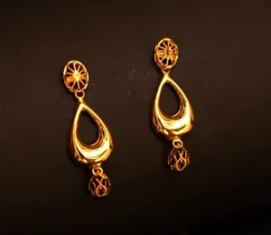 Pure élégance pour le collier et 4,260 grammes pour les boucles d'oreilles. Élégant collier pendentif doré 9,240 grammes. - Product Image 3