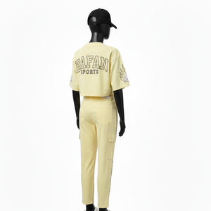 Conjunto de camiseta corta y pantalón de algodón de rizo de alta calidad para mujer, 230 GSM, transpirable, amarillo, con diseño de logotipo personalizado con pedrería. Conjuntos para mujer. - Product Image 5