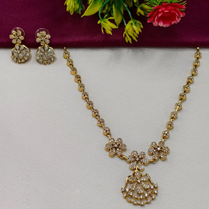 Elegante Juego de Collar y Aretes Geométricos con Cristales y Diamantes de Imitación, Bañado en Oro |   Joyería nupcial india para mujer - Product Image 1
