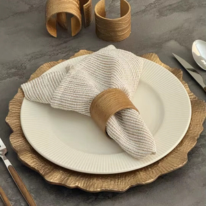 Porte-serviettes moderne en métal doré à large bande, accessoires de banquet de mariage, anneaux de serviette texturés en bronze à manchette ouverte - Product Image 1