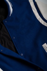 Veste varsity en laine avec logo personnalisé OEM, manches en cuir, broderie chenille, style streetwear, pour hommes. - Product Image 3