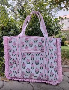 กระเป๋าโท้ทผ้าฝ้ายลายดอกไม้สีชมพู พิมพ์ลายพฤกษศาสตร์ ผ้าบุนุ่ม กระเป๋าเดินทางสุดสัปดาห์ ใช้เป็นกระเป๋าโท้ทขนาดใหญ่จุของได้เยอะ - Product Image 4
