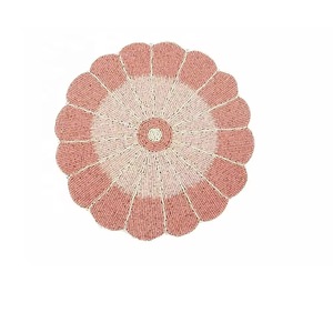 Set de table rond perlé RIANGI, design perlé, par Saro Lifestyle, modèle Shamrock Coquette Bow, pour table ou comme set de table. - Product Image 3