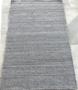Tapis à rayures tricoté à la main, texture épaisse, prix d'usine, fabriqué en polyester, idéal pour les intérieurs de luxe et l'extérieur. - Product Image 1
