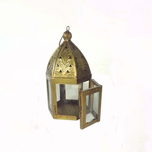 Farol de vela rectangular alto marroquí de metal con acabado bronce antiguo, con hoja grabada en relieve, techo con paneles de vidrio y asa de anillo superior - Product Image 5