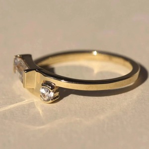 Bague de fiançailles Unique Diamond Dylan avec diamants baguette et ronds coupés latéralement, alliance minimaliste, cadeau pour les mariées - Product Image 4