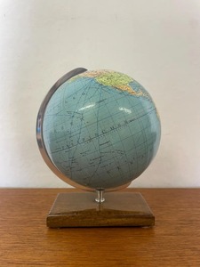 ลูกโลกโลหะตีขึ้นรูปด้วยมือ พร้อมผิวสัมผัสแบบขัดเงาและลวดลายตารางที่ประณีต เหมาะสำหรับตกแต่งบ้านอย่างมีระดับ - Product Image 4