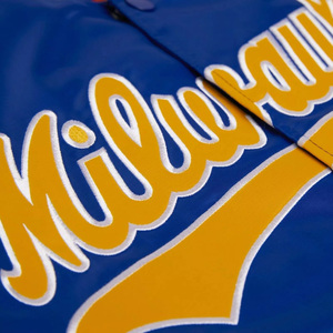 Chaqueta Universitaria Personalizada Azul Rey de Satén para Hombre, Chaqueta Bomber con Logotipo Amarillo, Uniforme de Béisbol Letterman al por Mayor - Product Image 4