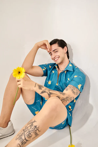 Camisa de mezclilla azul estampada de manga corta para hombre, de mezcla de algodón, corte ajustado, con botones, informal, para verano, estilo urbano, para uso diario y de noche. - Product Image 3