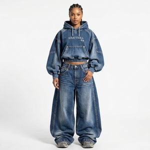 Ensemble sweat à capuche en jean bleu délavé et jean baggy à jambe large pour femme, coupe courte, surdimensionné, avec cordon de serrage, style streetwear, personnalisable, vente en gros OEM - Product Image 1
