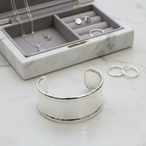 Brazalete de Latón Martillado Hecho a Mano - Brazalete Ancho Ajustable Dorado para Mujer - Regalo de Joyería Artesanal Boho - Product Image 2