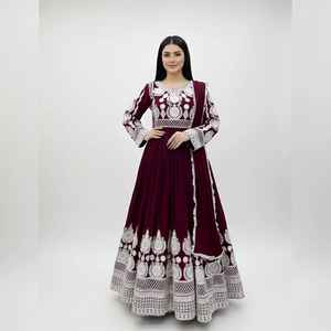 ชุดเดรสกำมะหยี่สีเขียวเข้มแบบอัฟกัน ดีไซน์หรูหรา ปักดิ้นสีขาว แขนยาว แบบดั้งเดิมของชาวปัชตุน สำหรับงานพิธีกรรมทางวัฒนธรรม - Product Image 5