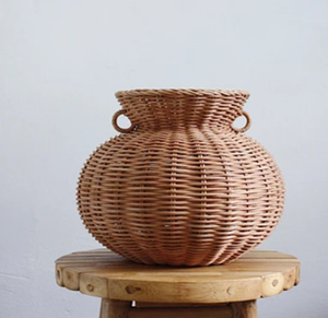 Off-white woven <b>wicker</b> amphora <b>vase</b> with curved side handles for elegant coastal decor, available at wholesale prices. - Product Image 2