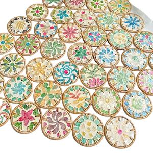 Assiette ronde en rotin tressé à la main avec incrustation, dessous de verre écologique, décoration d'intérieur TUYET DUNG, motif floral classique, fabriqué au Vietnam - Product Image 1