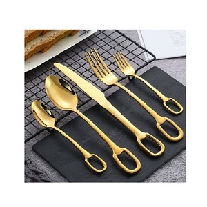 Couverts en métal : l'allié de la harmonie pour des dîners distingués, conçu pour inspirer de magnifiques arrangements de table et des célébrations familiales. - Product Image 1