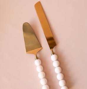 Ensemble de couteau et spatule à gâteau de luxe avec manche en métal sculpté argenté antique, élégants outils de découpe de desserts pour table de réception de mariage - Product Image 2