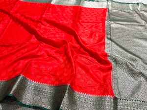Sari de Seda Brocada Roja Intensa con Borde de Zari Plateado, Tejido Tradicional Banarasi, Protección Solar para Bodas y Eventos Festivos - Product Image 2