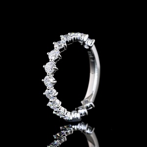 Bague d'éternité classique en or blanc 14 carats avec diamant de laboratoire rond de 1,25 carat certifié IGI, sertie à griffes partagées, empilable - Product Image 2