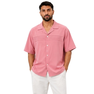 Chemise décontractée d'été rose pour homme à col campiste, plissée horizontalement, à manches courtes, boutonnée, pour resort, avec logo personnalisé, fabricant OEM - Product Image 1