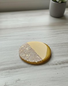 Ensemble de sous-verres en résine faits à la main de luxe avec un design à accents dorés, pièce d'art décorative pour la table, pour la maison et les restaurants - Product Image 2