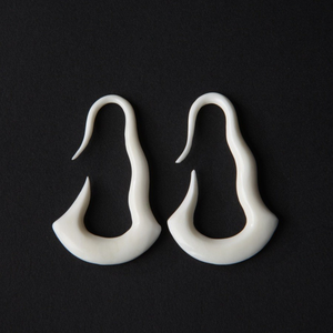 Boucles d'oreilles légères en os, design artisanal traditionnel - Product Image 5