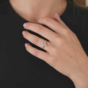 Bague de fiançailles solitaire IGI 2 carats en diamant de laboratoire taille losange, sertie à griffes de 3 mm, bijoux minimalistes modernes en or massif 14k 18k, vente en gros - Product Image 2