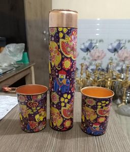 Juego de regalo de botella de agua de cobre puro con estampado floral y dos vasos de cobre para bienestar, cocina, oficina y viajes. - Product Image 2