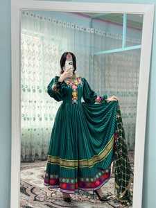 Vestido Largo Maxi Étnico Bohemio de Satén Bordado con Plumas, Estilo Vintage Tradicional Afgano para Mujer, Venta al por Mayor OEM ODM - Product Image 2