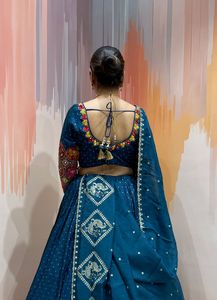 Conjunto de Ropa Étnica de Boda para Mujer, Chaniya Choli de Seda Bombay Premium con Bordado a Mano con Espejos Reales y Dupatta de Chinnon - Product Image 3