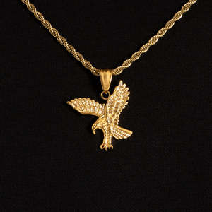 Collier avec pendentif aigle en or |    Pendentif Aigle Volant en Acier Inoxydable |   Bijoux de luxe hip-hop à thème animalier - Product Image 3