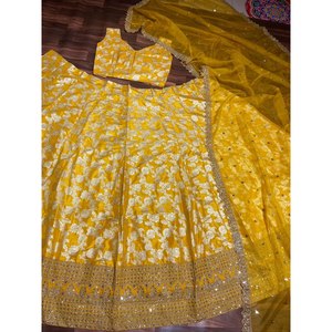 Magnifique Lehenga Choli en soie pour les occasions spéciales, avec broderies - Product Image 4