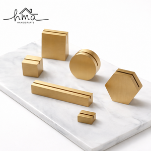 Ensemble de porte-cartes géométriques dorés, comprenant des modèles cube, rond, hexagone et rectangulaire, supports de présentation de bureau modernes et minimalistes - Product Image 5