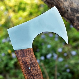 Hacha de acero forjada a mano con mango de madera y funda de cuero para partir leña - Product Image 2