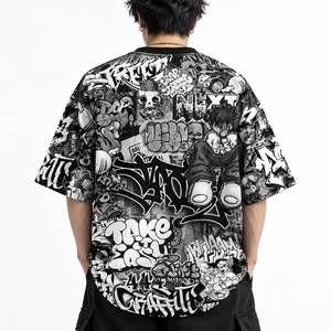 Camiseta de Hombre Talla Grande con Estampado de Grafiti en Blanco y Negro, Cuello Redondo, Manga Corta, Estilo Urbano - Product Image 2
