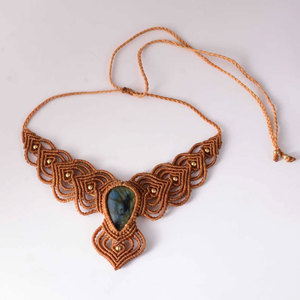 Collar de Labradorita Hecho a Mano con Destello Azul, Colgante de Piedra Natural, Cordón Marrón Ajustable - Product Image 4