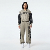 Ensemble de survêtement deux pièces pour femme : sweat à capuche court zippé avec broderies vintage et empiècements contrastants, et pantalon de survêtement large